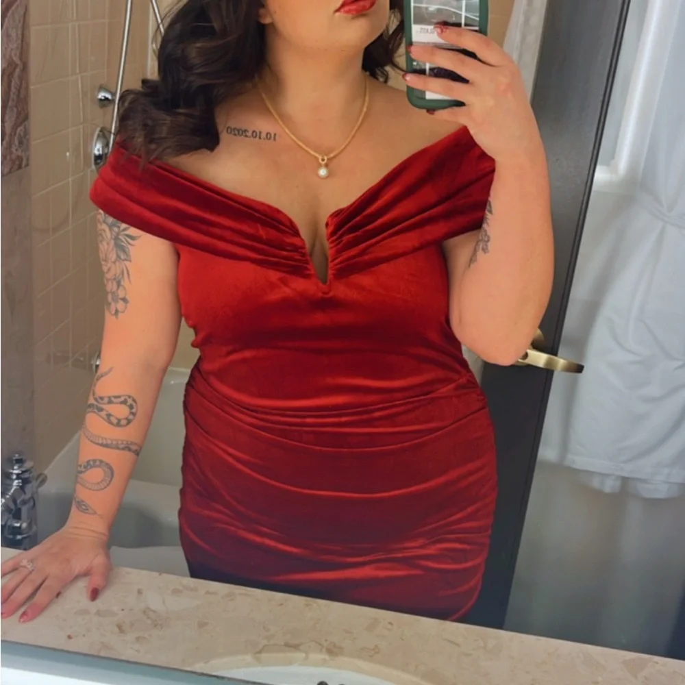 Off-Shoulder Red Ruched Cocktail Dress - Picture 3 of 3